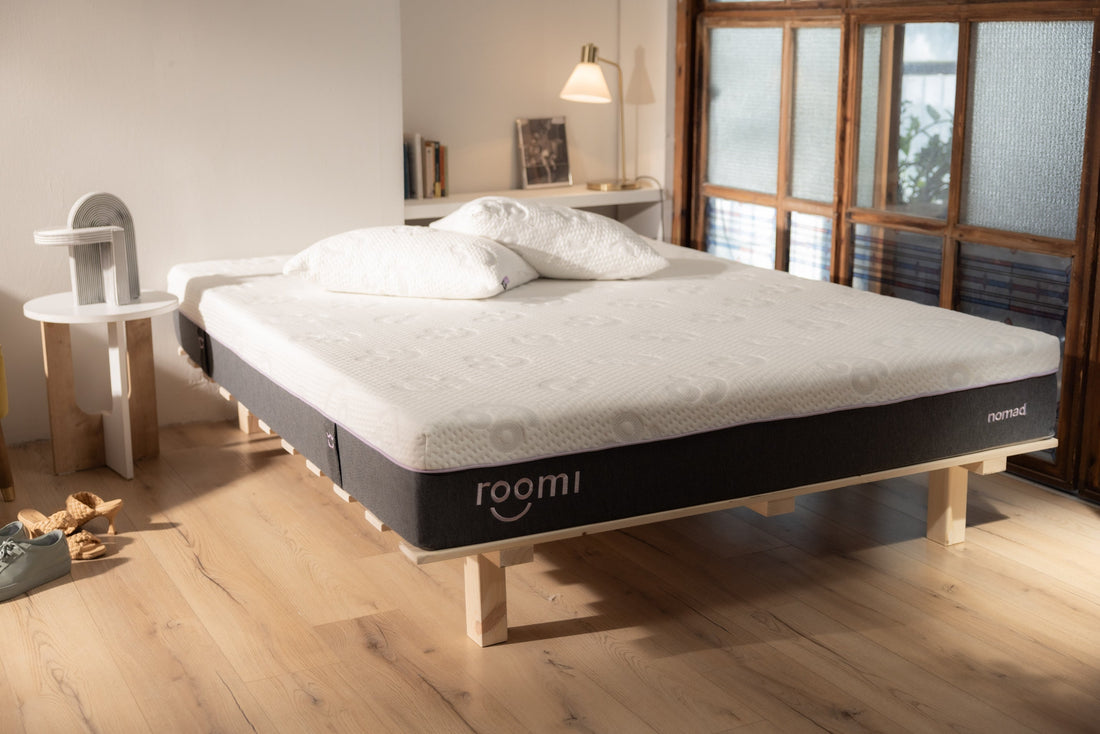 מזרן Nomad מוצג במבט רוחבי בחדר שינה  -  הדגשת פרופיל ותמיכה אורתופדית