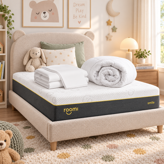 חדר ילדים נעים עם סט “Little Dreamer” של Roomi: מיטה בצבע בז', ארנבון פרוותי, מצעי במבוק, מצעים מגולגלים וקישוט בדמות דוב.