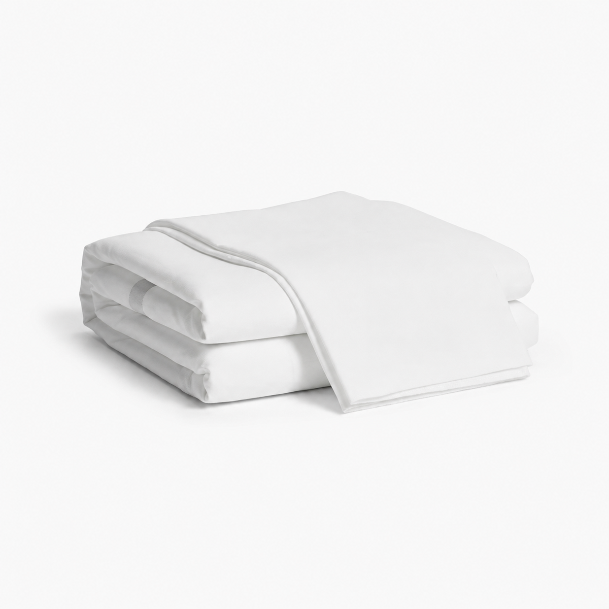 A neatly folded white comforter or blanket is placed on a white background, alongside Memory Foam pillows (כריות Memory Foam) for added comfort.
