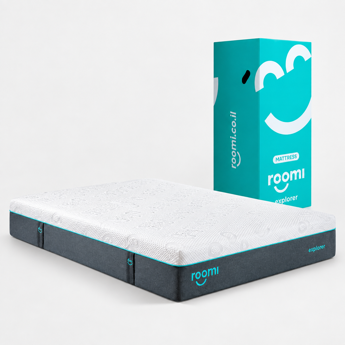 חבילת Explorer Cloud · הסט המפנק מבית Roomi: מזרן לבן ואפור לצד קופסה בצבע טורקיז ולבן על רקע אחיד.