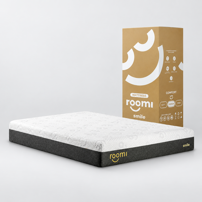 Little Dreamer · סט לחדר ילדים מבית Roomi, מושלם כמצע לילדים או בשילוב עם מצעי במבוק, מוצג לצד קופסת “Smile” של Roomi.