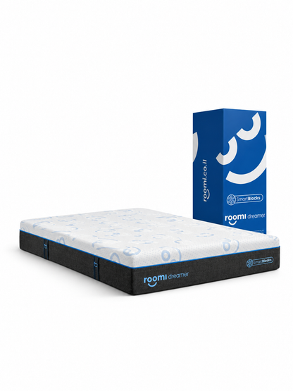 מזרן Dreamer SmartBlocks® מבית Roomi, בעל 4 שכבות נוחות ללא קפיצים, בגובה 30 סמ, לצד קופסה כחולה-לבנה על רקע לבן.
