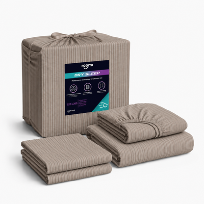 סט מצעים Dry Sleep מבד ג'רסי פסים בצבע חאקי של Roomi, הכולל סדין מתוח ושתי ציפיות, ארוז על רקע לבן.