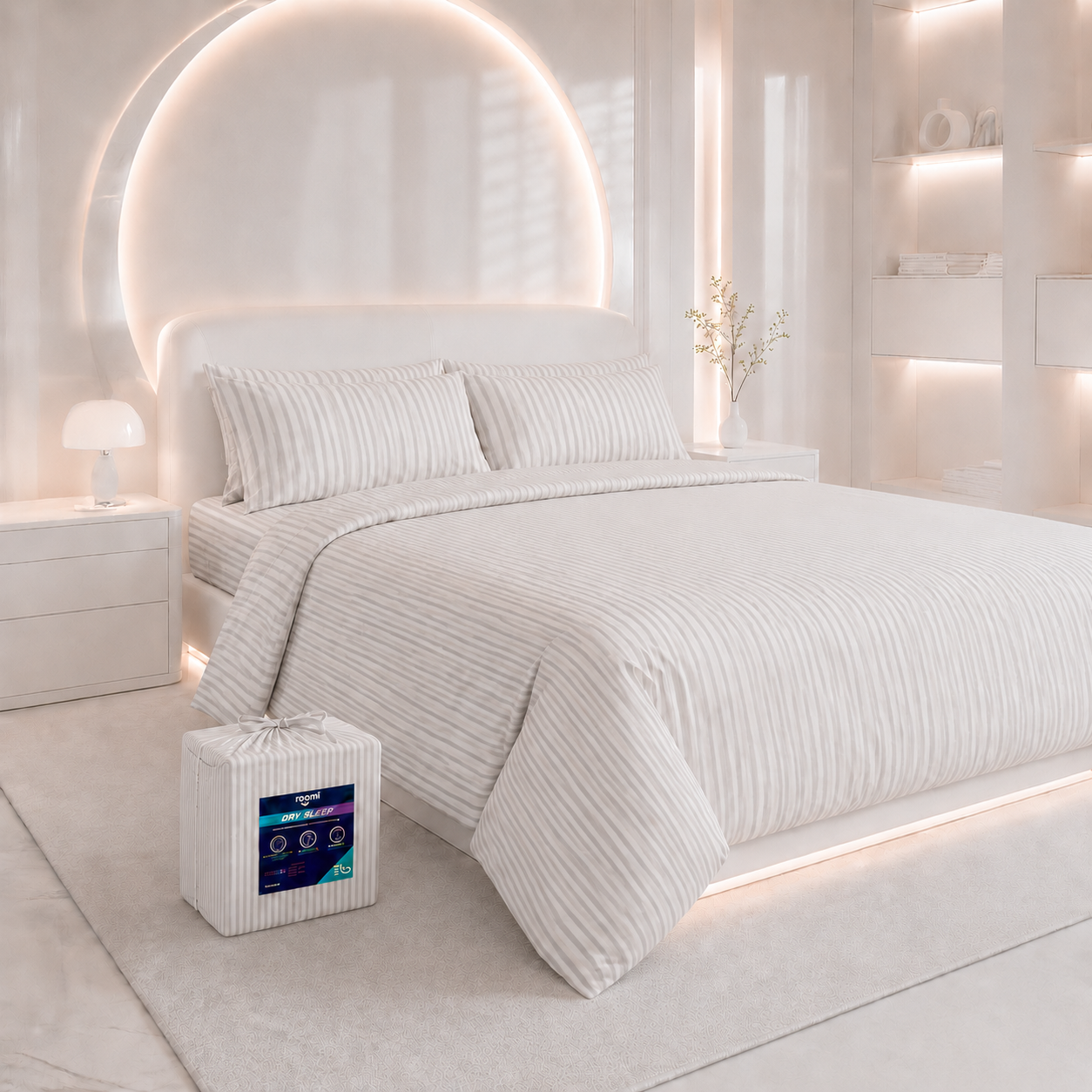 חדר שינה מודרני עם סט מצעים “Dry Sleep” מג'רסי בפסים לבנים ואפורים מבית Roomi, תאורה רכה ומכשיר קטן לצד המיטה.